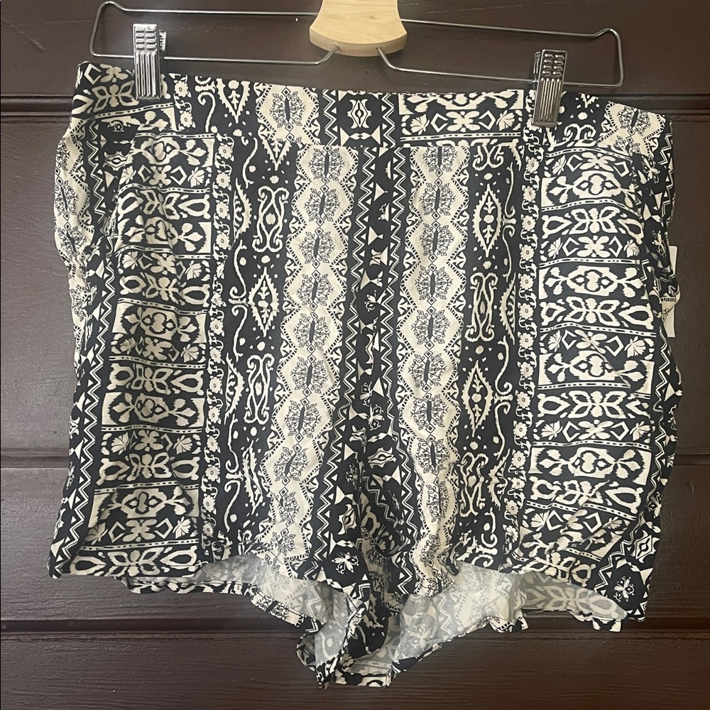 Maurice’s Black and White Patterned Shorts NWT